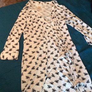 Stretchy wrap dress w/ old style motor car print